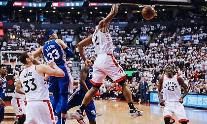 Οι Ράπτορς διέλυσαν τους Σίξερς και απέχουν μια… ανάσα από την πρόκριση (video)