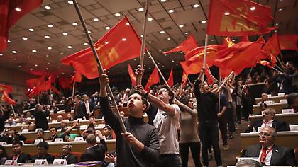 Το πρώτο σποτ του ΚΚΕ για τις ευρωεκλογές - «Περνάμε απέναντι»