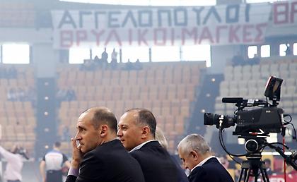 Αποθέωση για Αγγελόπουλους στο ΣΕΦ