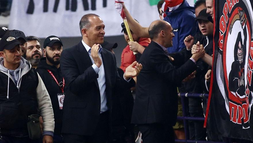 Η αποθέωση από τον κόσμο στους Αγγελόπουλους (video)