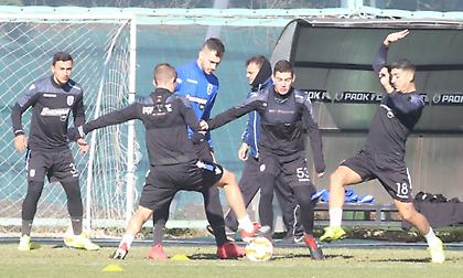 Εμψυχώνουν τους παίκτες πριν την προπόνηση σήμερα οι οπαδοί του ΠΑΟΚ