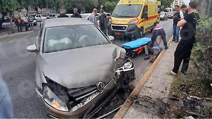Τροχαίο στην Λεωφόρο Αλεξάνδρας - Αυτοκίνητο έπεσε σε δέντρο (pics)