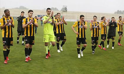 Με μαύρα περιβραχιόνια στον τελικό η ΑΕΚ