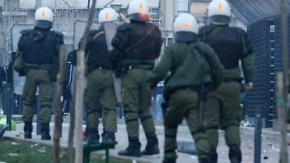 Επεισόδια οπαδών της ΑΕΚ με ΜΑΤ στους Αγίους Αναργύρους!