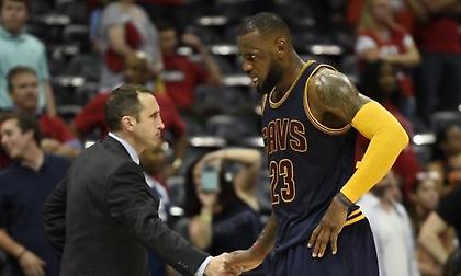 ΡΕΤΡΟ: Ο ΛεΜπρόν «σκίζει» το πλάνο του Μπλατ και δίνει τη νίκη στους Καβαλίερς! (vid)