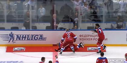 Επική τούμπα του Πούτιν σε αγώνα χόκεϊ - Με τα μούτρα στον πάγο