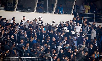 Ξύλο ανάμεσα στον κόσμο και τα ΜΑΤ στα επίσημα του ΟΑΚΑ!