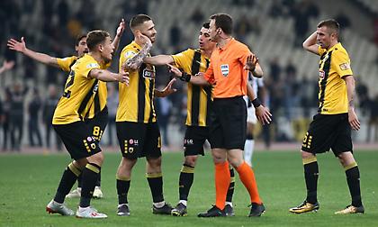 Το πέναλτι που ζήτησε η ΑΕΚ-Έκανε χρήση VAR ο Γερμανός (video)