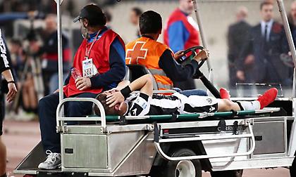 Αποχώρησε με φορείο ο Πέλκας (video)