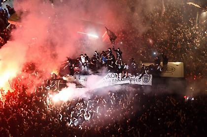 Ολονύκτιο πάρτι στον Λευκό Πύργο για τους νταμπλούχους (video/pics)