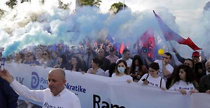 Tίρανα: Διαδηλωτές και αστυνομικοί τραυματίες στις διαδηλώσεις κατά Ραμα