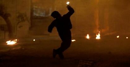 Επεισόδια με μολότοφ σε Εξάρχεια και γραφεία ΣΥΡΙΖΑ το βράδυ του Σαββάτου