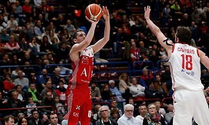 Ζόρικη νίκη για Αρμάνι