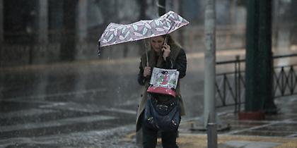 Χαλάει πάλι ο καιρός: Με βροχές και καταιγίδες ξεκινά η εβδομάδα