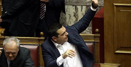 Ψηφίζονται στη βουλή τα μέτρα για 13η σύνταξη, ΦΠΑ και οι 120 δόσεις