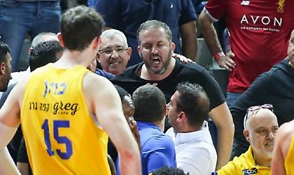 Επίθεση οπαδού της Χάποελ στον φυσιοθεραπευτή της Μακάμπι (video)