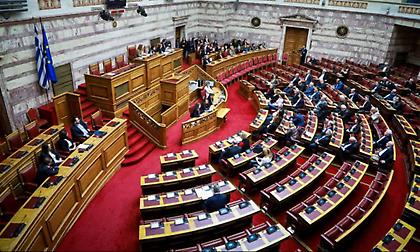 Αναδιάρθρωση: Χαμός στη Βουλή για… «παράγκες» και «πολυκατοικίες»!