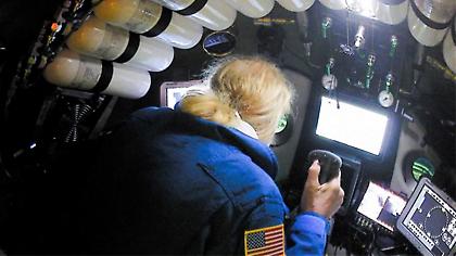 Έκανε τη βαθύτερη κατάδυση στην ιστορία στην Τάφρο των Μαριανών και βρήκε στον βυθό... σκουπίδια!