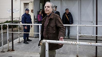 «Ντου» υπέρ του Κουφοντίνα στο δημαρχείο Θεσσαλονίκης-Πέταξαν τρικάκια, φώναζαν συνθήματα