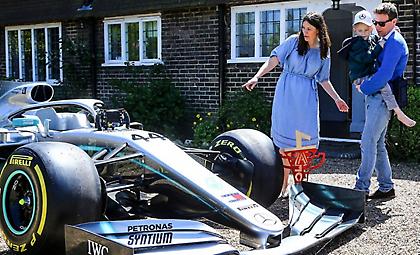 Η Mercedes έστειλε το μονοθέσιο και την κούπα του Χάμιλτον σε άρρωστο παιδί (pic)