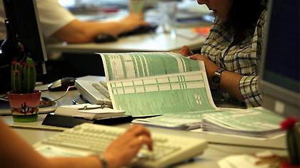 Απαλλάσσονται από την εισφορά αλληλεγγύης τα αναδρομικά των ειδικών μισθολογίων