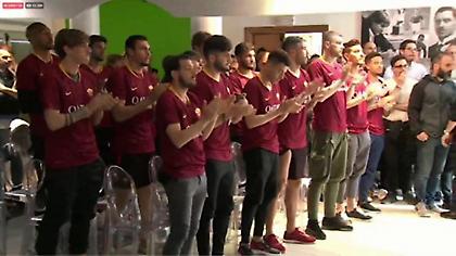 Το συγκινητικό «αντίο» των παικτών της Ρόμα στον Ντε Ρόσι (video)