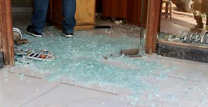 Εισβολή ληστών με αυτοκίνητο σε κοσμηματοπωλείο στο Κορωπί