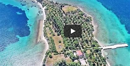 Βίντεο: Το περίεργο νησί «κιθάρα» 1 ώρα από Αθήνα - To ερωτεύτηκαν οι Μπιτλς