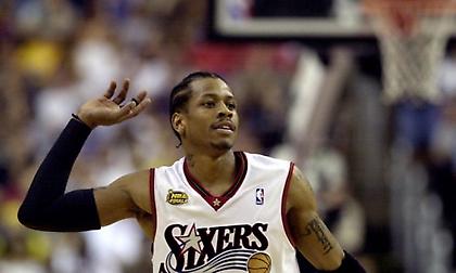 ΡΕΤΡΟ: Ο Άλεν Άιβερσον παραλαμβάνει το βραβείο του MVP και… ρίχνει «50άρα» στους Ράπτορς! (vids)