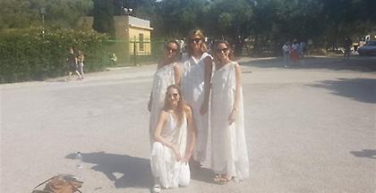 Τι λένε οι τουρίστριες που τους απαγορεύτηκε η είσοδος στην Ακρόπολη