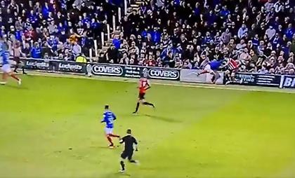 Οπαδοί της Πόρτσμουθ άρχισαν στις... ψιλές παίκτη της Σάντερλαντ (video)