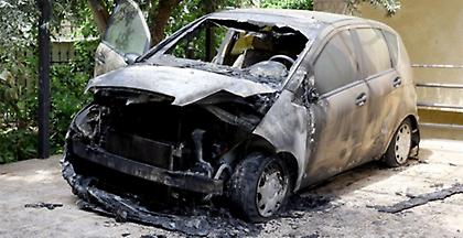 Στις φλόγες δυο αυτοκίνητα και ένα εκλογικό κέντρο τα ξημερώματα