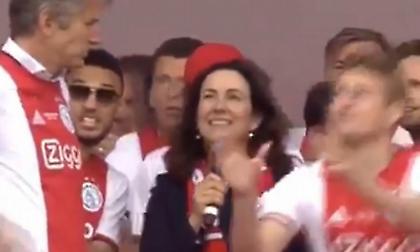 Έσωσε τη δήμαρχο του Άμστερνταμ από ιπτάμενο… κουτάκι μπύρας ο Ντε Λιχτ! (video)