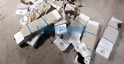 Καλλιθέα: Καταδρομική επίθεση με Betadine σε ψηφοδέλτια της Χρυσής Αυγής