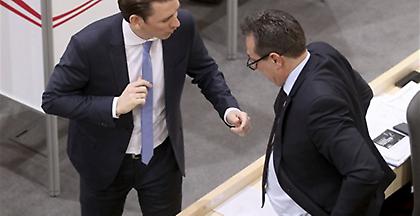 Αυστρία: «Υπ' ατμόν» η κυβέρνηση Κουρτς μετά το βίντεο της διαπλοκής