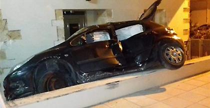 Χανιά: Αυτοκίνητο κατέληξε σε σπίτι έπειτα από τρελή πορεία (pics)