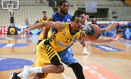 Υψηλή πτήση με Χάντερ και Σαντ-Ρόος η ΑΕΚ, άνετα τον Χολαργό