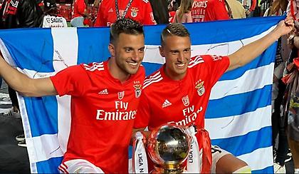 Σάμαρης και Βλαχοδήμος με την ελληνική σημαία μπροστά από το πρωτάθλημα της Μπενφίκα