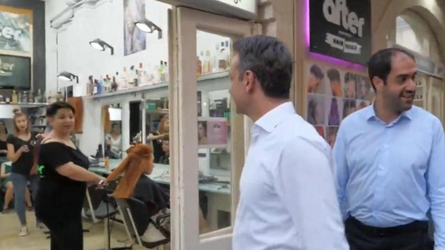 Μητσοτάκης σε κουρέα: Δεν πιστεύω να τα παίρνετε ...ΣΥΡΙΖΑ;