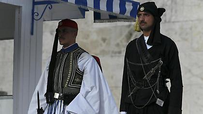 Συγκίνηση στο Σύνταγμα: Με Πόντιους Εύζωνες η αλλαγή της Προεδρικής Φρουράς