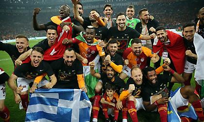 Πανηγύρισε με ελληνική σημαία την κούπα της «Γαλατά» ο Μήτρογλου