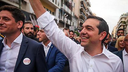 Το σημάδι από ...κόκκινο κραγιόν στο πρόσωπο του Αλέξη Τσίπρα