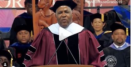 Δισεκατομμυριούχος χάρισε 40 εκατομμύρια σε απόφοιτους για τα δάνεια (vid)