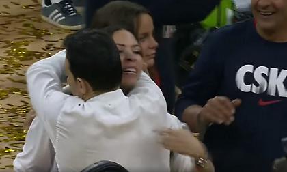 Ο Ιτούδης ζήτησε on camera συγγνώμη στη σύζυγο και την κόρη του (video)