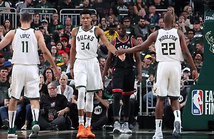 Ιστορικό ρεκόρ ριμπάουντ ο Αντετοκούνμπο