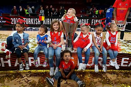Τα παιδιά των νέων πρωταθλητών Ευρώπης παρέα με την κούπα (pic)