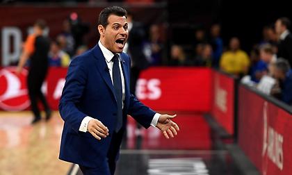 Κρατούσε την κούπα ο Ιτούδης στην άφιξη της ΤΣΣΚΑ στη Μόσχα (video)