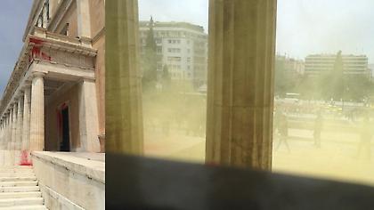 Επίθεση αγνώστων με πέτρες και καπνογόνα στη Βουλή