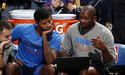 Υποψήφιος για τον πάγκο των Γκρίζλις ο βοηθός των Ράπτορς