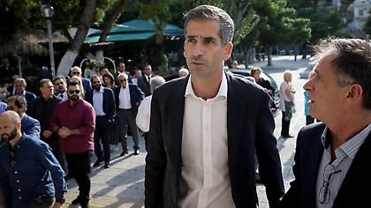 Χυδαία συνθήματα κατά του Παύλου Μπακογιάννη και βανδαλισμοί